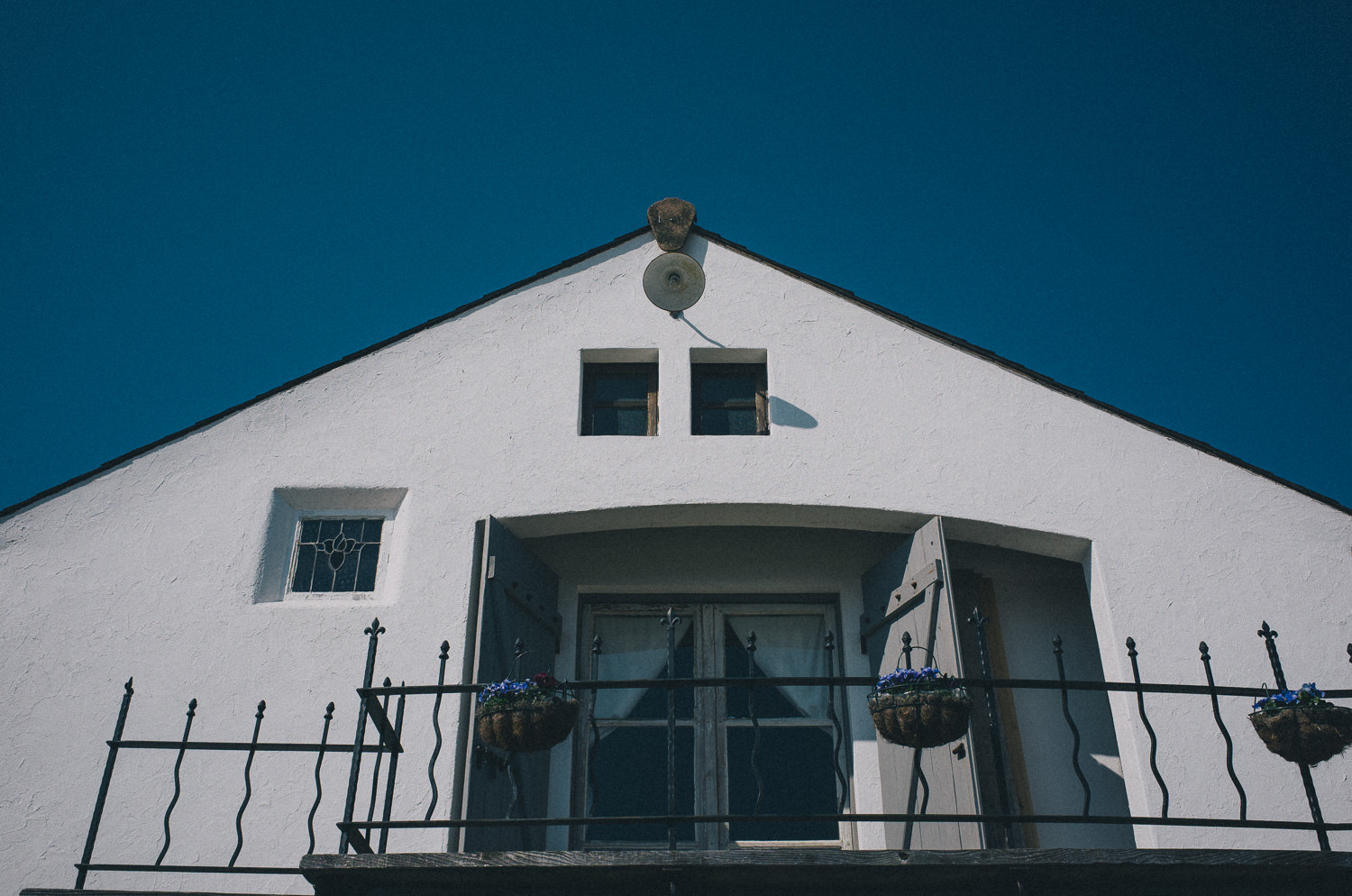 鎧戸と鉄鋲。 - 建築デザイナーの日記 la Station architects & interior design