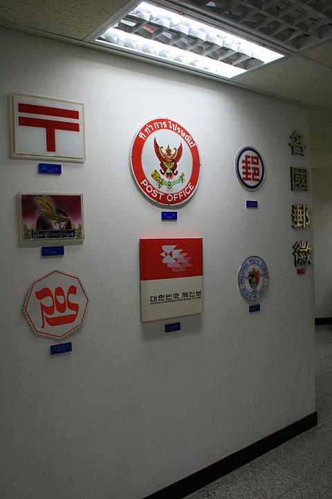 日本の郵便マークはいつできた？ おまけに世界の郵便マークしじみ デザインを語るひと