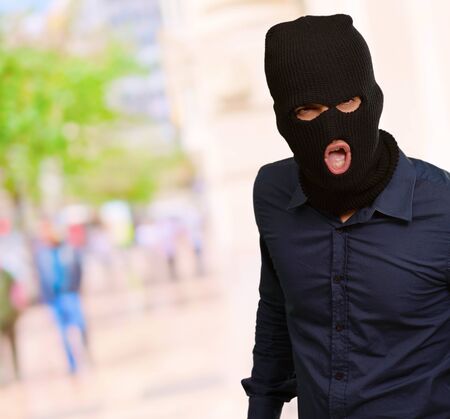 20代に人気の“強盗っぽい帽子”が謎すぎる！オシャレにかぶれるか考えてみた « 女子SPA