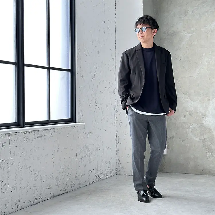 ビジネスカジュアル スマートカジュアル メンズ 男性 春 秋 ジャケパン 3点コーデセット 黒テーラードジャケット×黒カラーデニム長袖シャツ×ネイビーストレッチスリムチノパンツメンズファッション ドレスコード 全身 紳士服 服装 コーディネート 同窓会 結婚式二次会