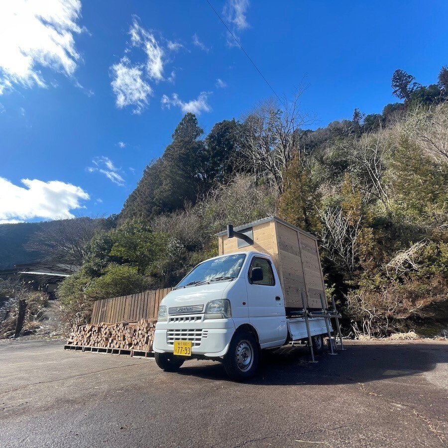 軽トラの荷台に乗せるだけ！ 移動式サウナを備えた軽キャンパー│月刊自家用車WEB - 厳選クルマ情報