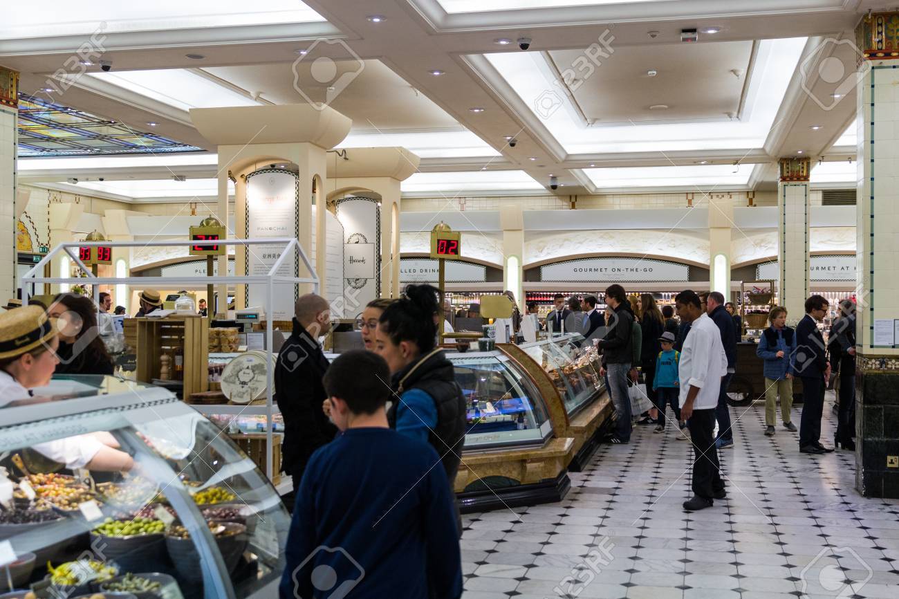 ロンドン、イギリス - 2017 年 4 月 4 日: ハロッズ デパート、食品インテリア 2017 年 4 月 4 日にイギリスのロンドンでの人々と。ハロッズは、ヨーロッパで最大のデパートです。の写真素材・画像素材 Image 80664599