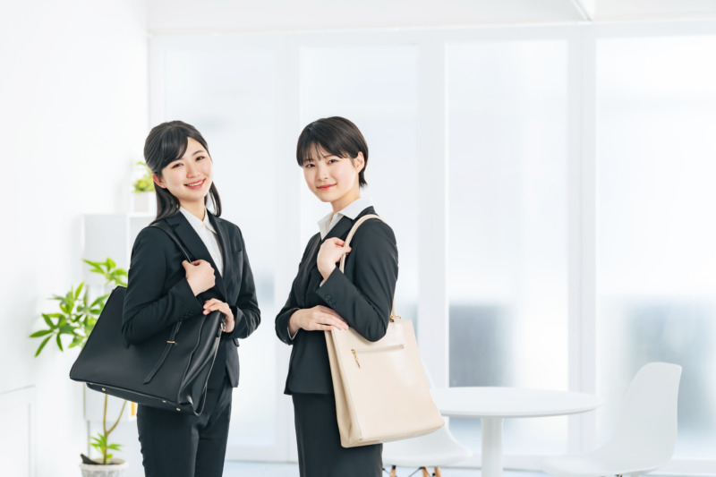 女性版 転職面接にふさわしいスーツとは？失敗しない選び方やインナー・靴・カバンなどのアイテムと着こなし例を解説 - ENJOY ORDERMAGAZINE Ladies