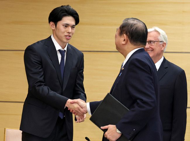 大谷翔平が発言“彼が去ったら”ドジャース契約が崩れる “天才”フリードマンとは何者？「28歳でメジャーGMに」「日本人記者に逆質問も」 - MLB -Number Web - ナンバ