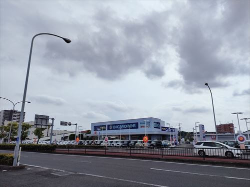 横須賀市 旧ビッグモーターが「WECARS ウィーカーズ 」と社名を変更。看板が変わっていました。号外NET 横須賀市・三浦市