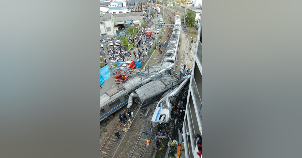 2005年 忘れてはならない福知山線脱線事故の写真素材93217653- PIXTA