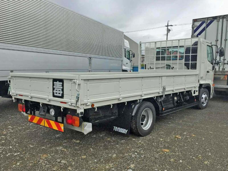 ジャン＝クロード・ヴァン・ダムがバック走行中の車の間で180度開脚に挑戦 - ライブドアニュース