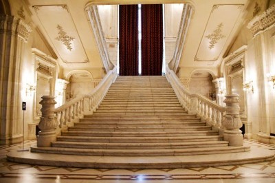 世界のまちかどで：ここに注目！ ２３５ ルーマニア 独裁示す大宮殿毎日新聞