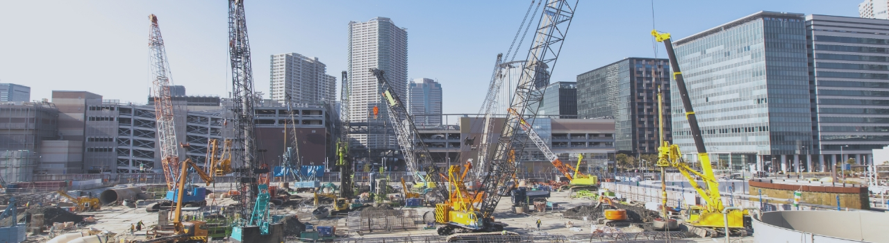 地盤の軟らかい場所での楊重作業で活躍する自走式クローラクレーン建設機械レンタルのイマギイレ