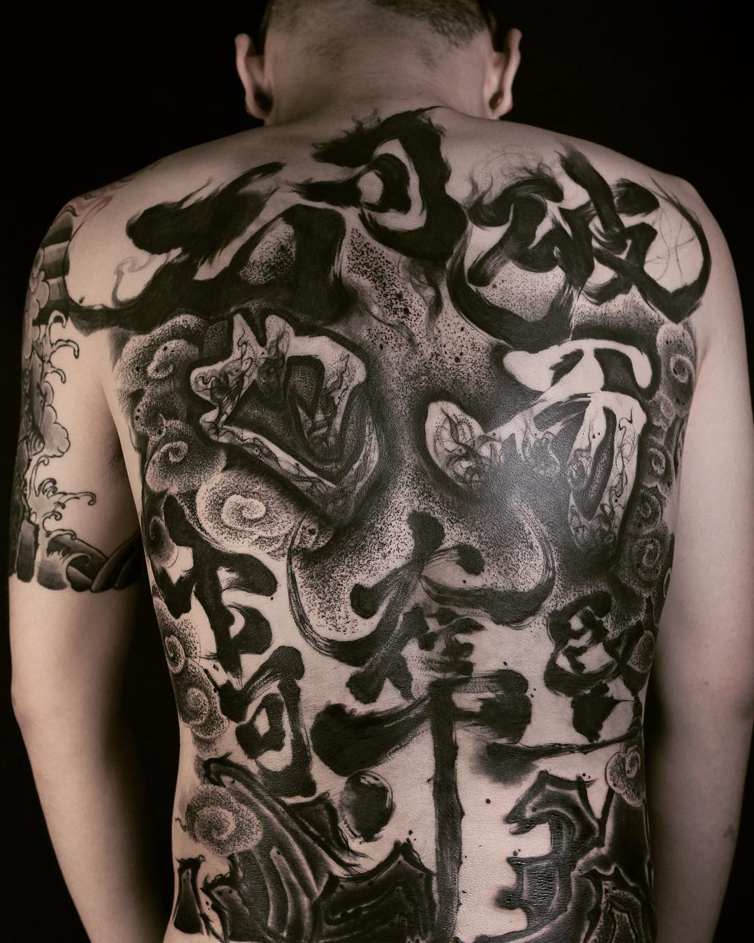 登り鯉・桜花散らし 背中額彫り彫いち 刺青 神戸 彫なお TATTOO STUDIO「鯉」が跳ねると吉兆とされ、縁起としては「昇り鯉」が立身出世のシンボルで、また長寿という意味も持っております。滝の難関「龍門」を登り切り、晴れて龍となると、今度は「龍」の成長