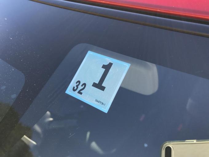 車検シールの貼り方・貼る位置は？見方や再発行の方法も解説