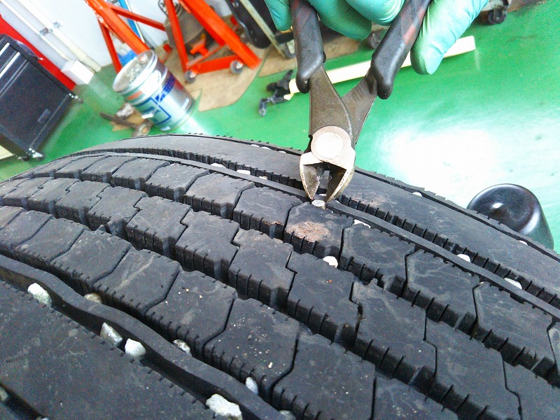 タイヤパンク修理 釘が刺さる 青森市グーネットピット