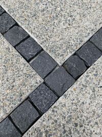 まさかの結末 駐車場の目地にレンガとソーラーライトを施工