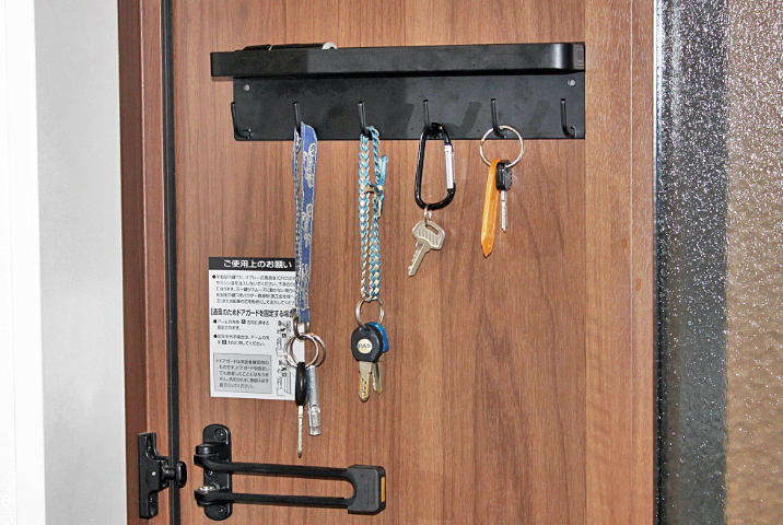 玄関がスッキリ！100均キーフックで身支度が快適になる鍵の収納