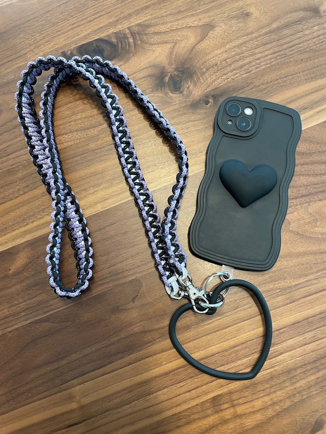 ダイソーのフェアリアでスマホストラップ ショルダー を編みました🪡📱 編み方は、スマホショルダーにリング編みをひたすら編んで、最後にフェアリアを広げてあげるだけ🫶🏻簡単だけど、とても可愛くなるのでぜひ🤍編み物好きさんと繋がりたい