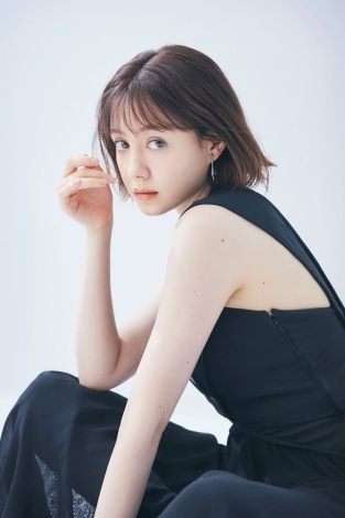 武田玲奈、美バストあらわな“スケスケ”姿で大胆スタイル「まるで妖精のよう」 穴あき衣装は「打って変わって、かっこいい」 |