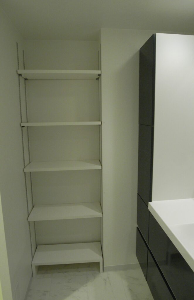 施工事例 電動棚 いつぞやの施工事例。 倉庫内の大型電動棚。 プレハブ冷蔵庫や厨房設備、空調設備以外にもこのような倉庫用電動棚も機械器具設置業者でもある我々にご相談やお問い合わせをくださいませ🙇。「あらゆる生産工場のシステムを構築する」 中央特機株式