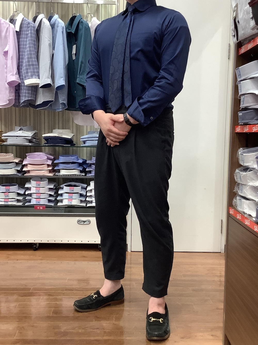 ビジネスカジュアル メンズ 20代 新卒 大学生 夏 真夏 クールビズ 2点コーデセット ネイビーシャツ型半袖ポロシャツ×黒スリムチノパンツメンズファッション 全身 男性 10代 流行り トレンド 新卒 大学生 コーディネート ビジネス オフィス スマートカジュアル