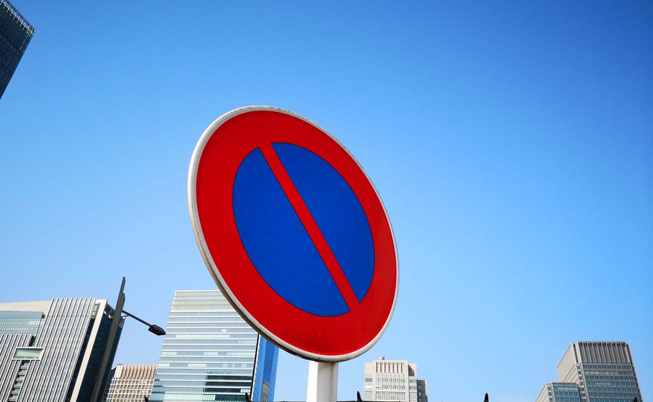 車に乗っていてもNG？ 駐車禁止の「誤認識」が横行する理由 - 自動車情報誌「ベストカー」