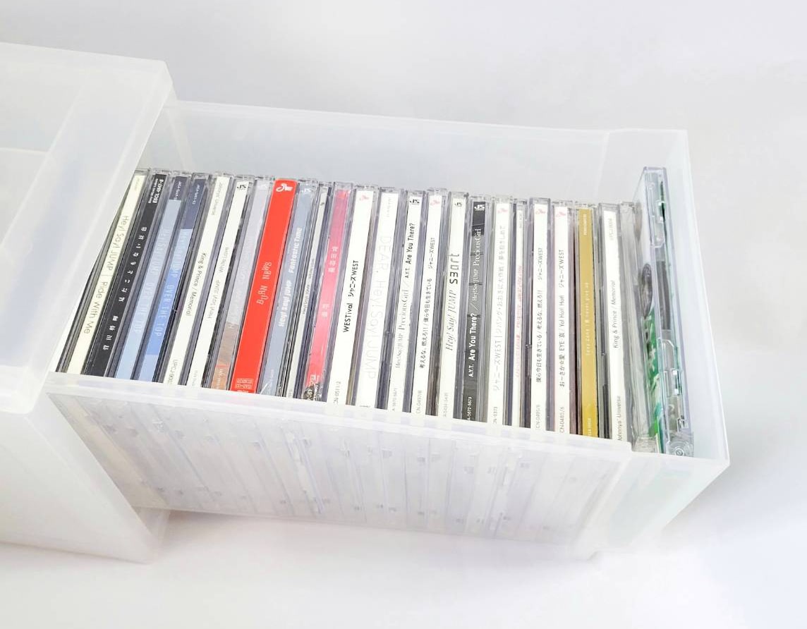 ジャニオタのわたしが変えてよかった雑誌収納！⁡ ⁡ いままで放置してた雑誌収納。⁡ ⁡ 収納スペースも足りないのに雑誌は増える一方で ⁡ ⁡放置しすぎて雑誌タワーをいくつも建設してしまっていたのでそろそろやばいと思って整理し始めました！⁡ ⁡ ⁡ まだまだ途中ですが