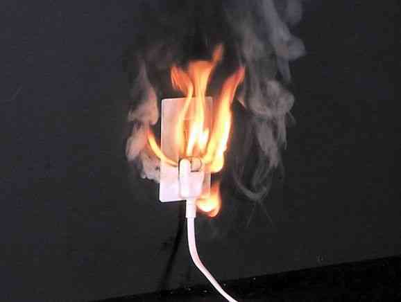 ACアダプターを購入してコンセントから火花が出た方へパソコンライフをもっと楽しもう