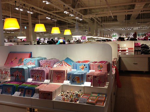 人気雑貨ストア「フライング タイガー」表参道店レポート - 年間アイテム約7,500種 - ファッションプレス