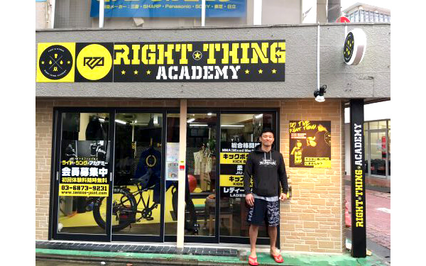 カッティングシート 老舗写真館様のロゴデザイン店舗入口用切り文字を製作・施工事例をご紹介します。 - 看板王国看板王国