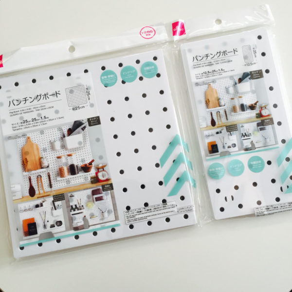 クランプで簡単に設置できるパンチングボード。縦・横両対応、小物入れやフックが付属しています。EEX-PRB01