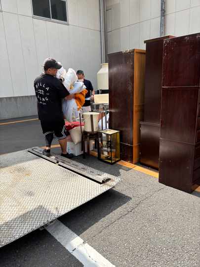 引越のトラックと荷物を運ぶ業者のイラスト素材22615768- PIXTA