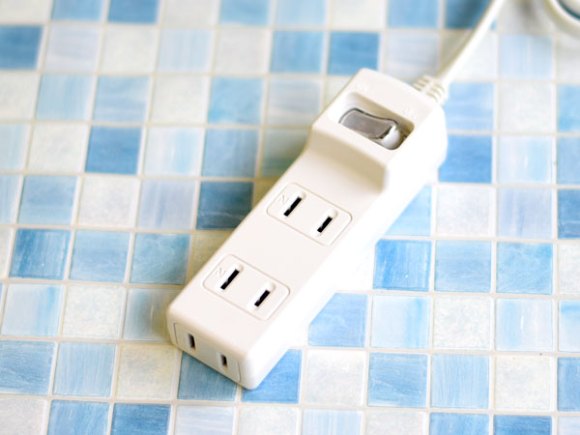 第一候補に考えたいダイソーの節電タップとL型プラグ - ケータイ Watch