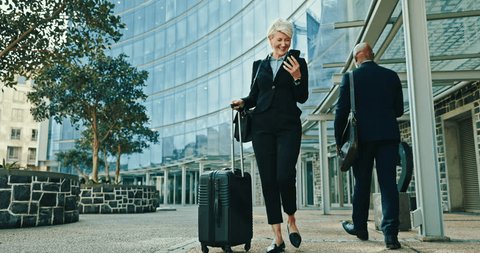 一角獣の仮面を持ち、面白い仕草をする男性。ユニコーンのマスクを持つ実業家。楽しさと幸せのコンセプト。ユニコーンのマスクとグレーのスーツに面白い 男が踊る、分離型青の背景に楽しい男。」の動画素材 ロイヤリティフリー 1100695937Shutterstock