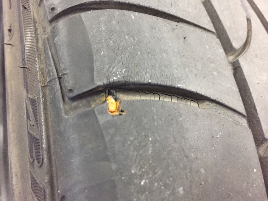 クルマのタイヤに釘が刺さったらパンク修理タイヤ館