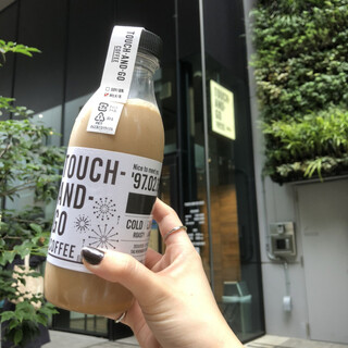 自分の名入りラベルのドリンクが注文できちゃう♡日本橋にオープンした「TOUCH-AND-GO COFFEE」が話題！ - isuta イスタ-私の“好き”にウソをつかない