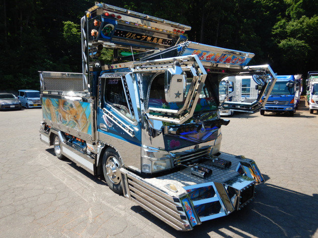 存在感スゴい ！ 豪華仕様「デコトラ」実車展示！ レトロ＆ガンダム仕様の違いあった!? 特徴はいかにくるまのニュース