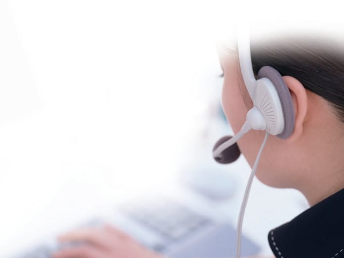 電話応対をするオペレーター女性 11017025419 の写真・イラスト素材アマナイメージズ