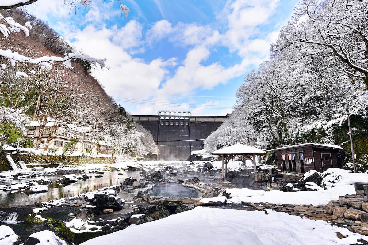 湯原温泉「砂湯」（岡山県真庭市）ダムの真下の川温泉！ - めっちゃおもろい温泉ぷらす