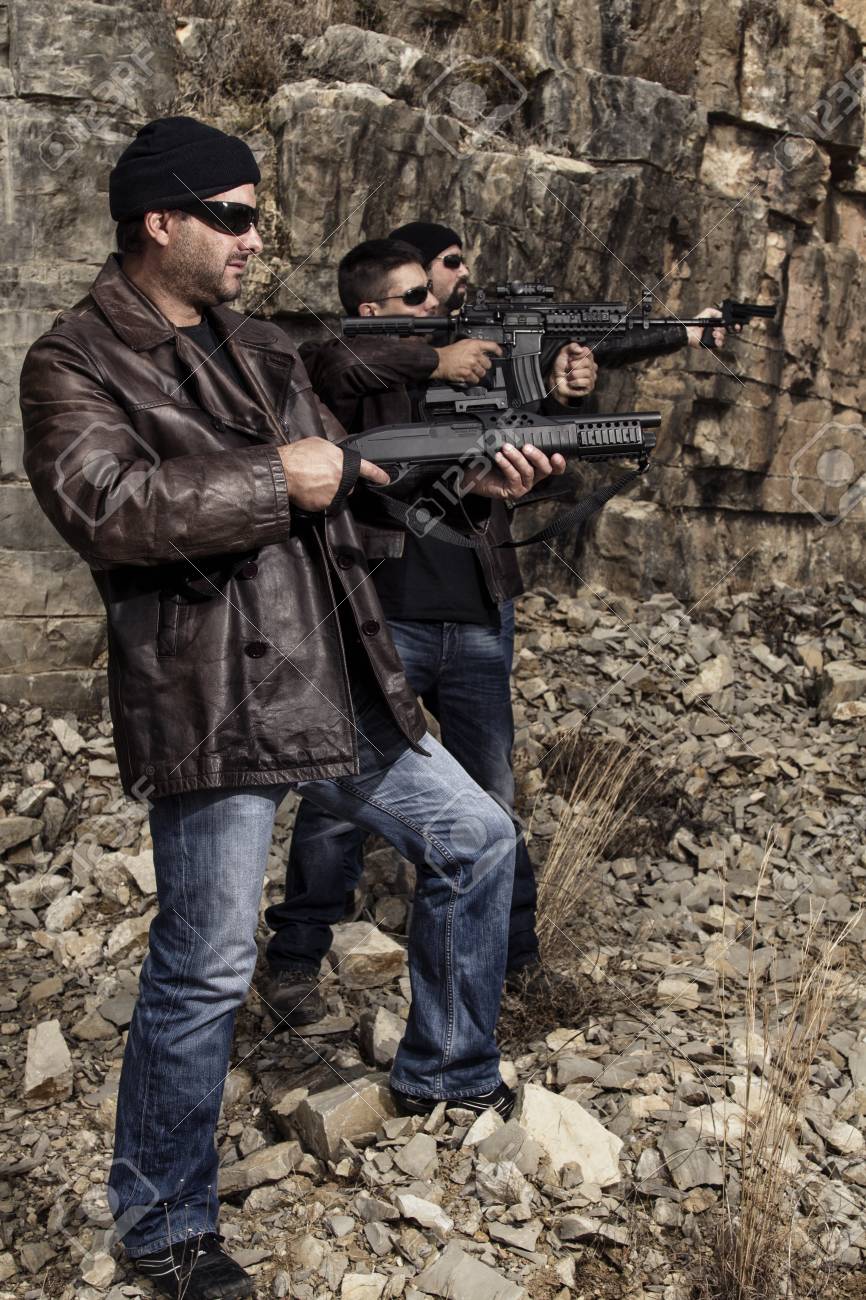 ギャングが銃を保持してイライラした大人の表現イラスト素材透過、PNGフリー画像ダウンロード - Pngtree