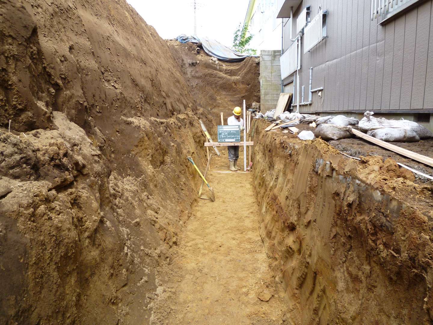 土留めとしてのブロック塀②：穴掘りと砕石敷き詰め - DIY大家の覚え書き@TOYAMA