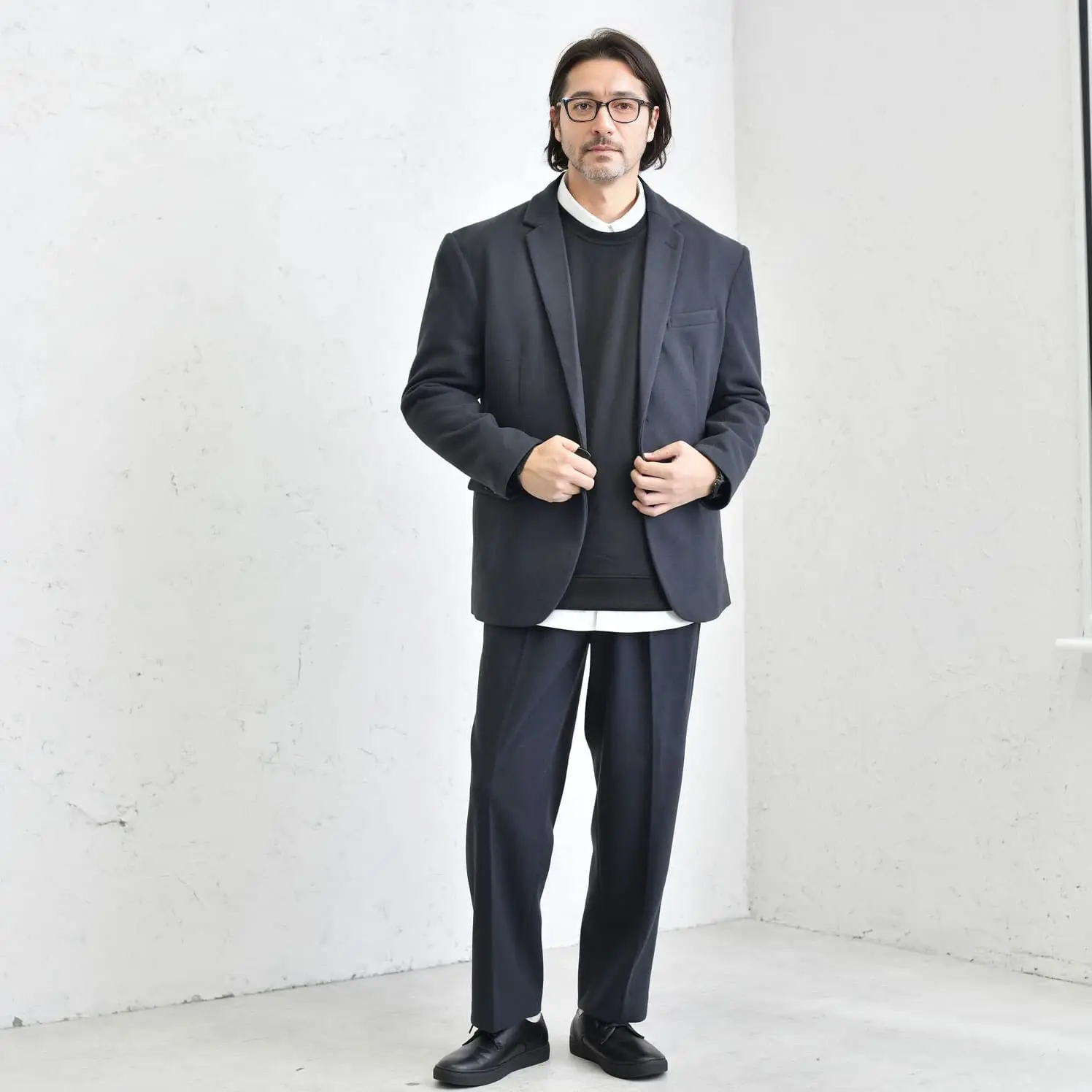 ビジネスカジュアル オフィスカジュアル スマートカジュアル メンズ 男性 秋 冬 40代 メンズファッション きれいめ おしゃれ 3点コーデセットグレージャケット×黒スウェットトレーナー×グレーストレッチスリムチノパンツ ドレスコード ホテル 高級 レストラン 婚活 デート 同窓会 結婚式二次会