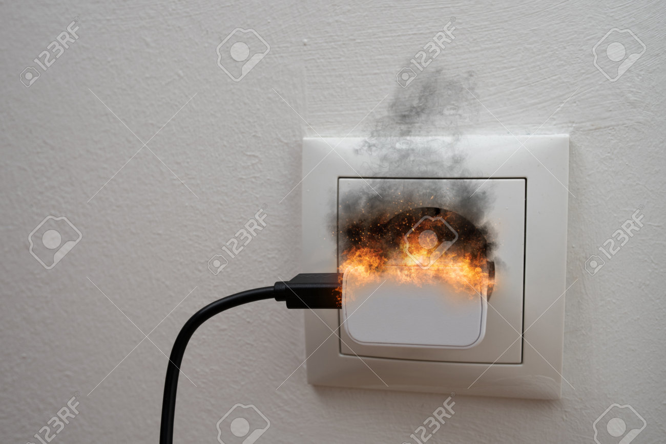 コンセントから火花が出たらどうする？原因と対策方法を学ぼう