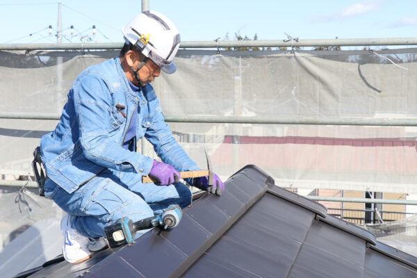 トタン屋根の雨漏り修理費用を徹底解説！費用相場や修理方法、業者の選び方を紹介 - 屋根修理・雨漏り修理のTOPブランド