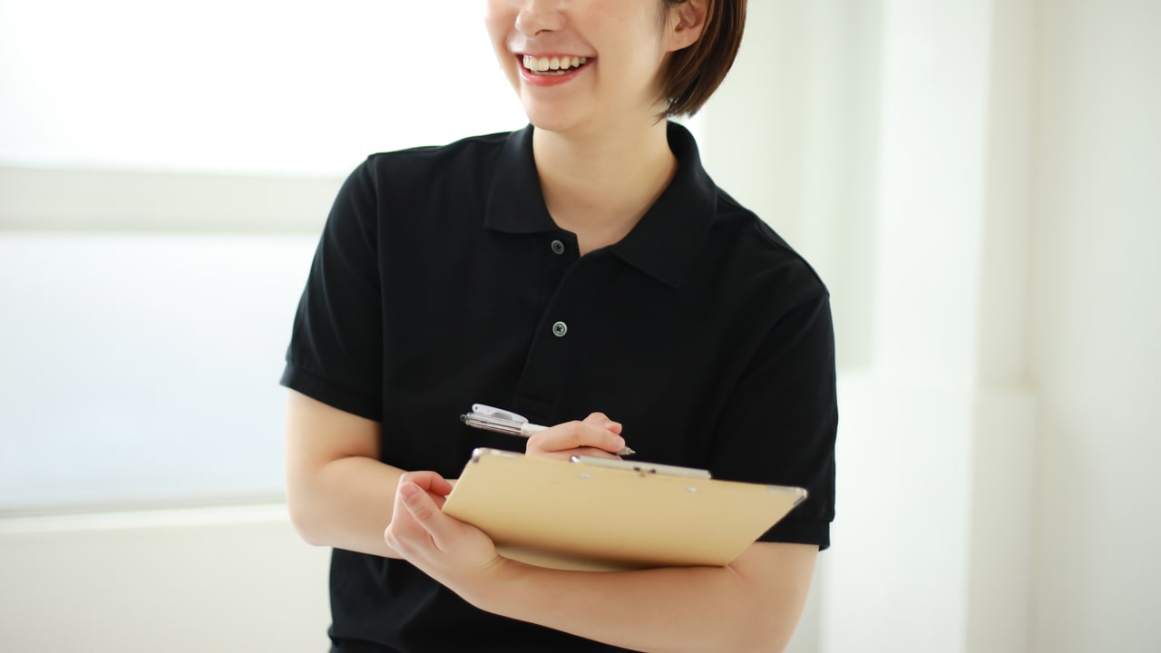 水色のポロシャツを着た介護系の仕事をする若い女性のポートレートの写真素材121348487- PIXTA