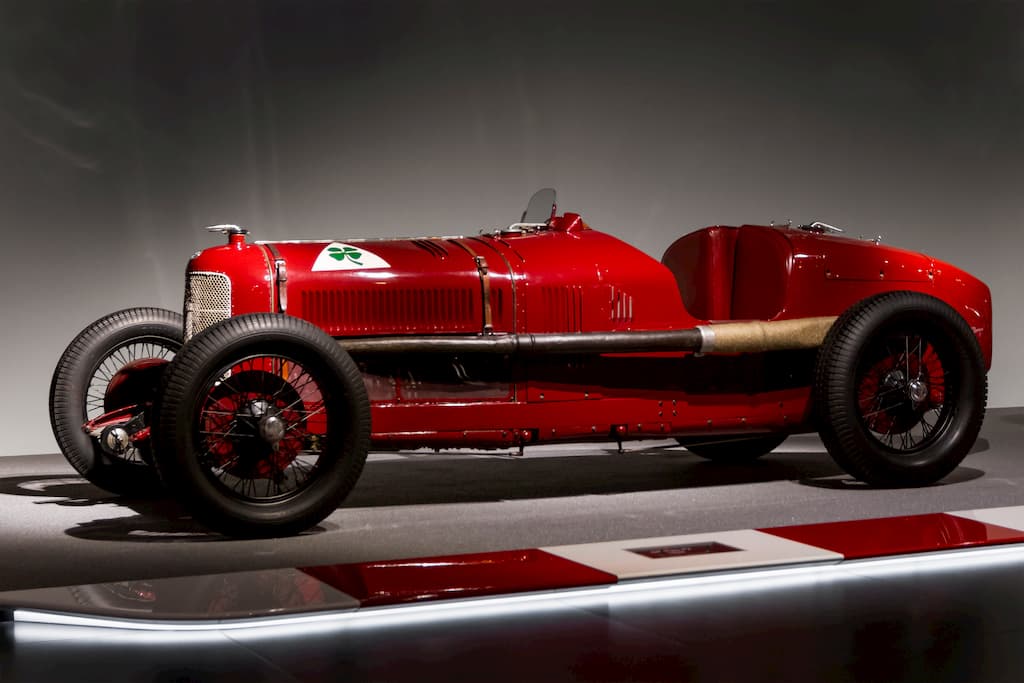 アルファロメオのエンブレム・ロゴ・マークの意味と由来蛇と赤十字に込められたミラノとブランドの物語