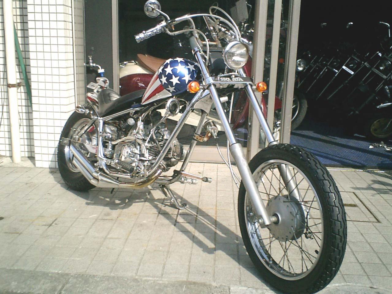 カスタムショップ TINマシンの1日125cc原付2種バイク英車イギリス AJS モーターサイクル