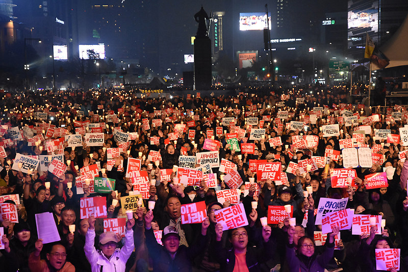 渡韓で注意すべきスポット⚠️いつデモが起こるかわからない💦旅行計画の際になるべく避けるべき場所を紹介するよ⤵︎ ✓光化門広場周辺✓ソウル広場〜徳寿宮 デモは金・土曜日に行われることが多く、観光地に近い場所なので注意が必要🚨⚡