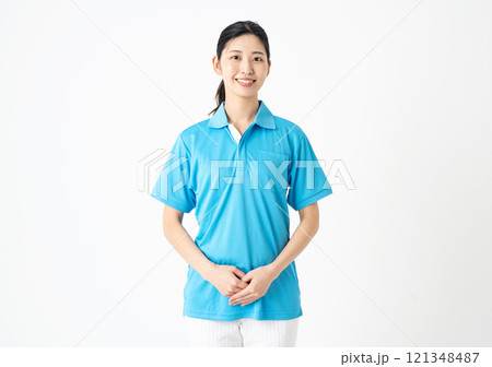 フォーマルな中でもカジュアルに魅せたい女性におすすめ！レディーススーツでの最新ポロシャツ活用術 - オーダースーツSADA