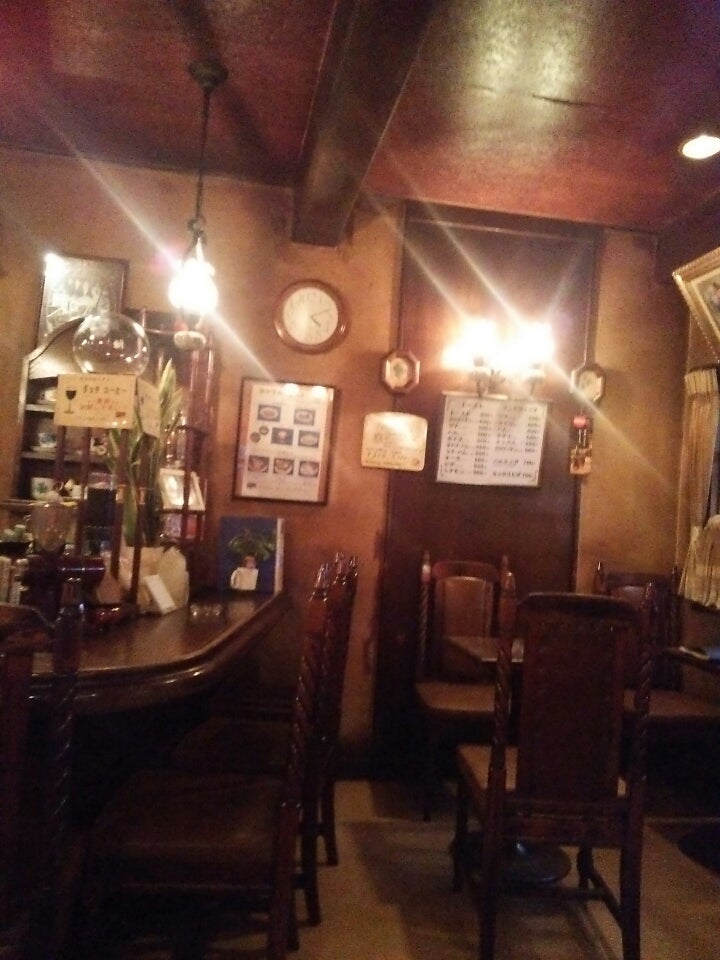 小倉の京町の商店街にある老舗喫茶店✧*｡٩ ˊᗜˋ* و✧*｡ 珈琲党が集い、半世紀以上愛される「カフェ・ド・ファンファン」 ﾉ*>∀< ﾉ昭和43年 1968年 の創業のこちらのお店の名前の由来は、フランスの俳優のジェラール・フィリップ 愛称はファンファン のファンである