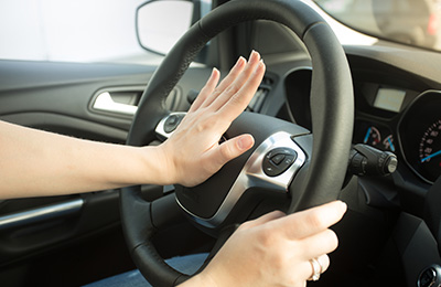 クラクションが勝手に鳴る！？ - YouTube