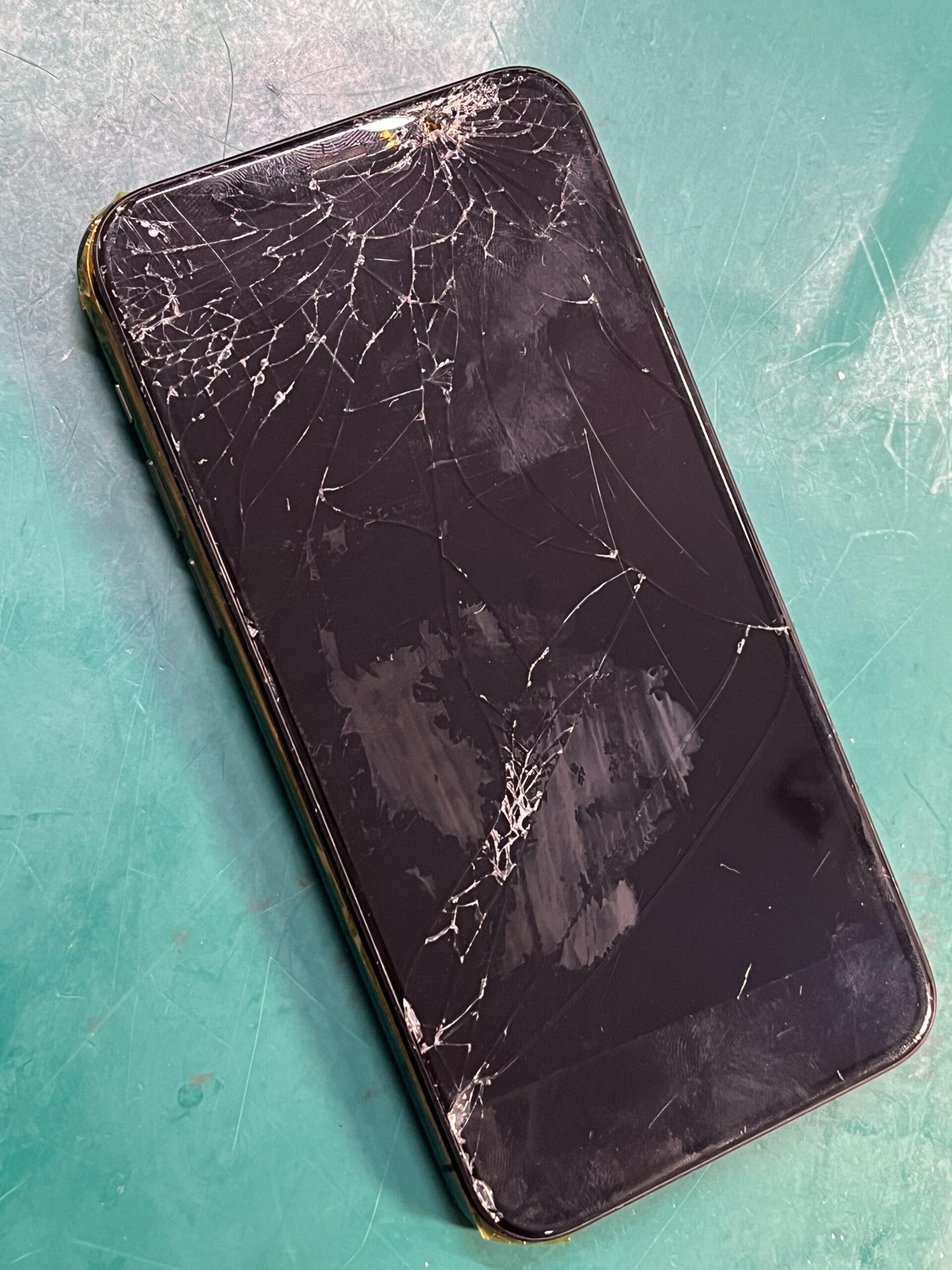 画面が割れたスマホ」を使い続けるその理由ロケットニュース24