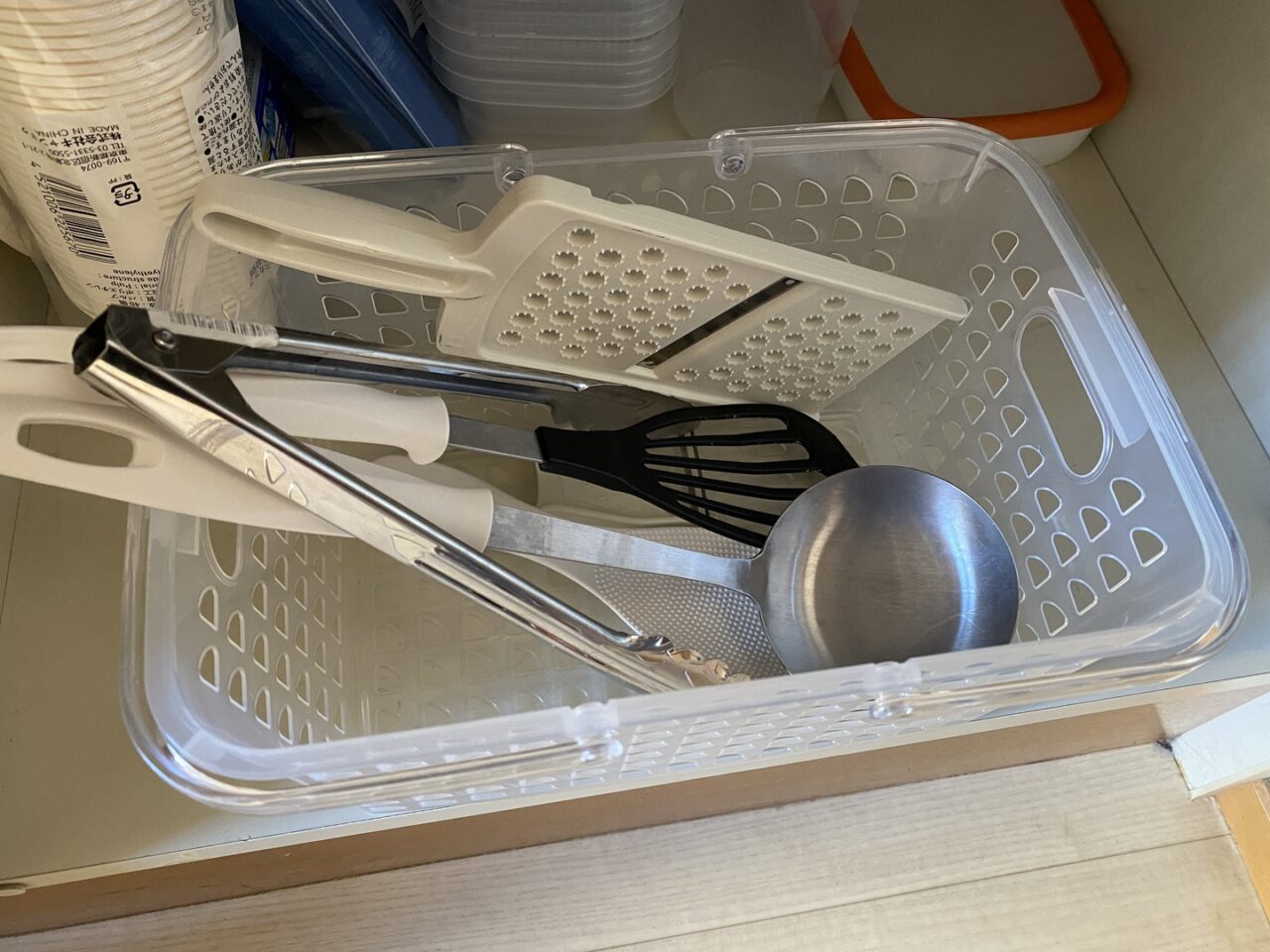 お玉の場所別収納アイデアとキッチンツールおすすめ収納グッズ